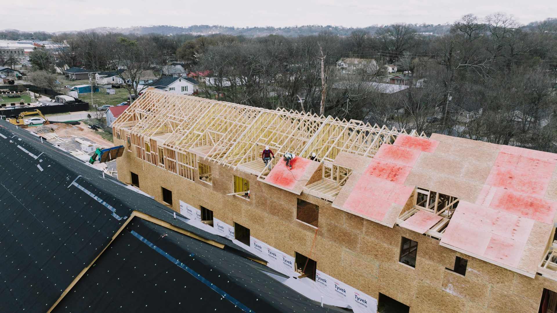 Instalación de paneles estructurales en obras de construcción de viviendas