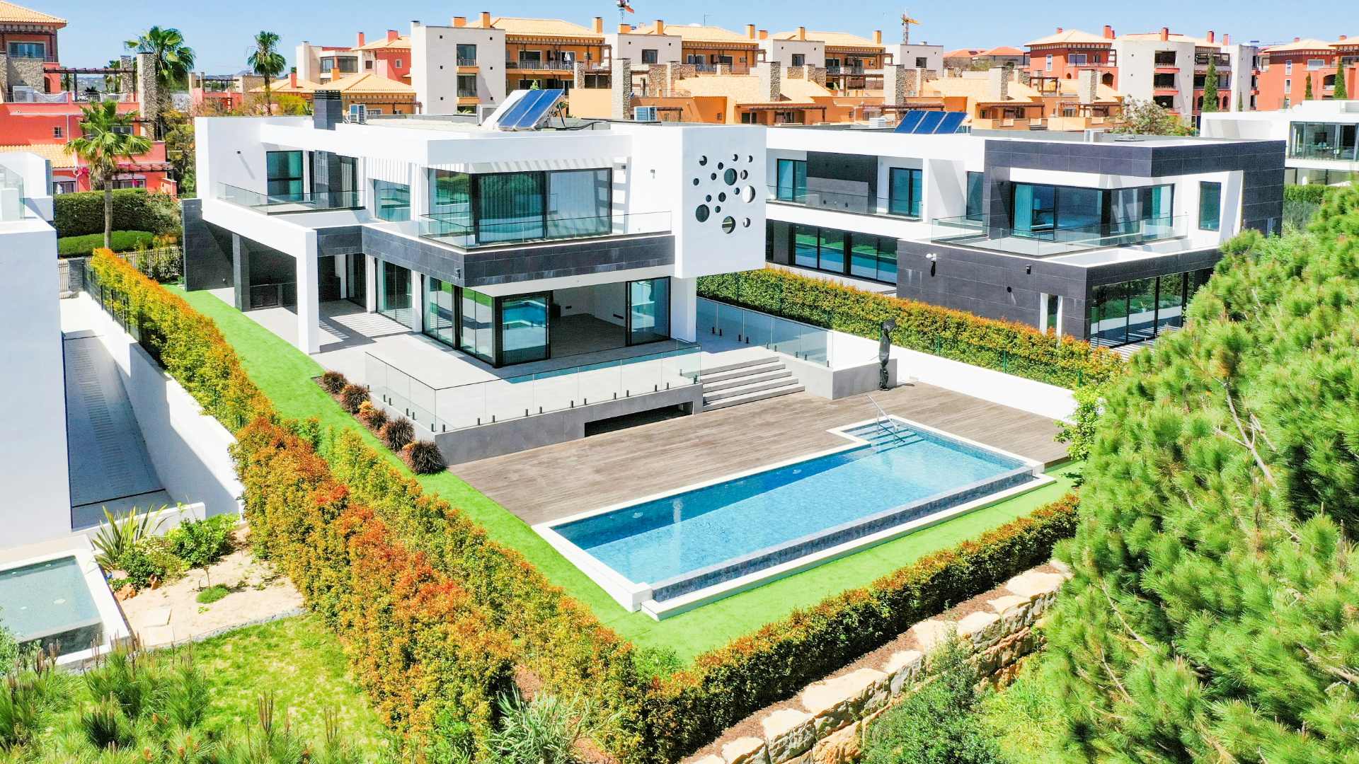 Diseño de piscina moderna de Esculpul integrada en una casa contemporánea