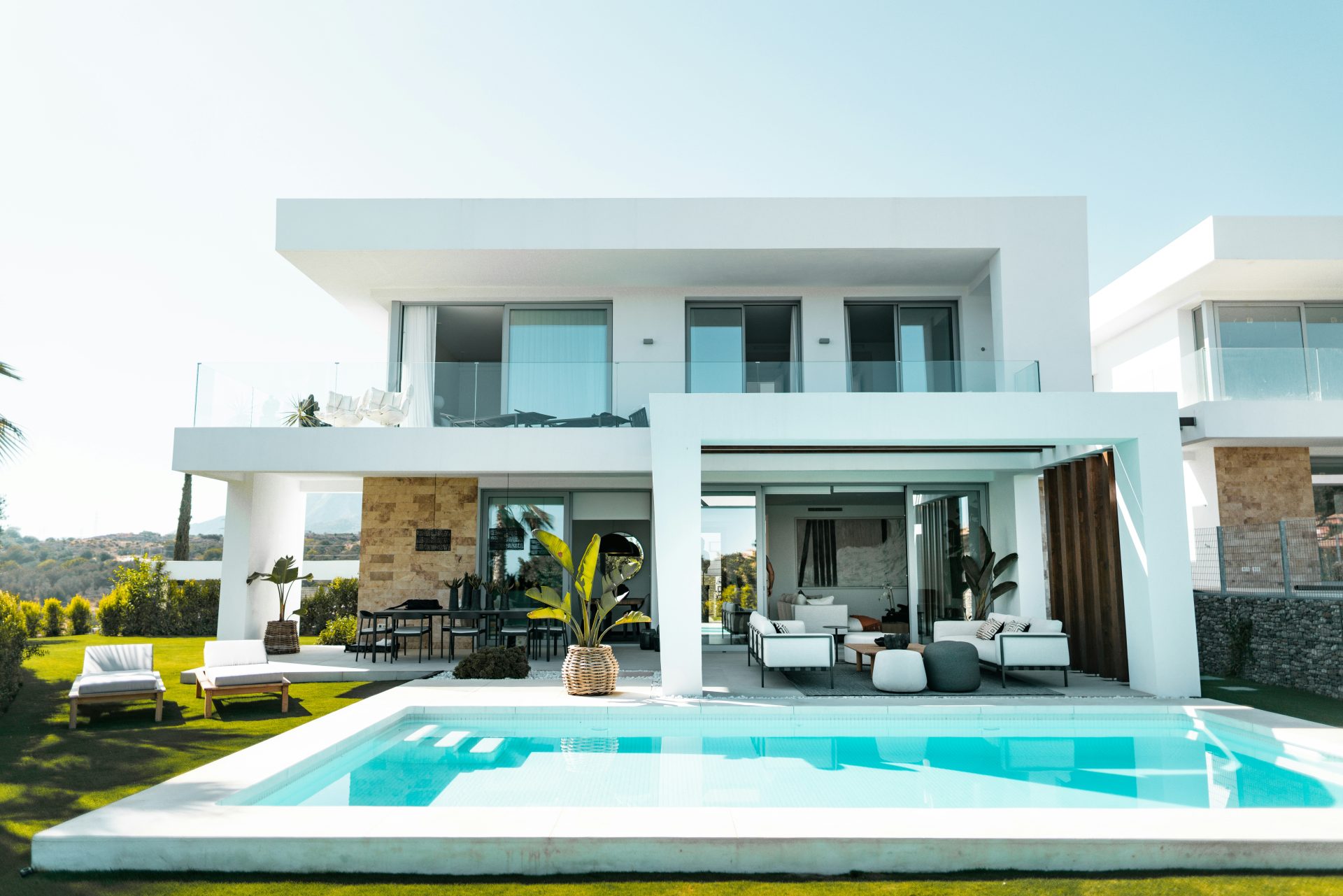Casa moderna construida con sistema de paneles, jardín y piscina Esculpul