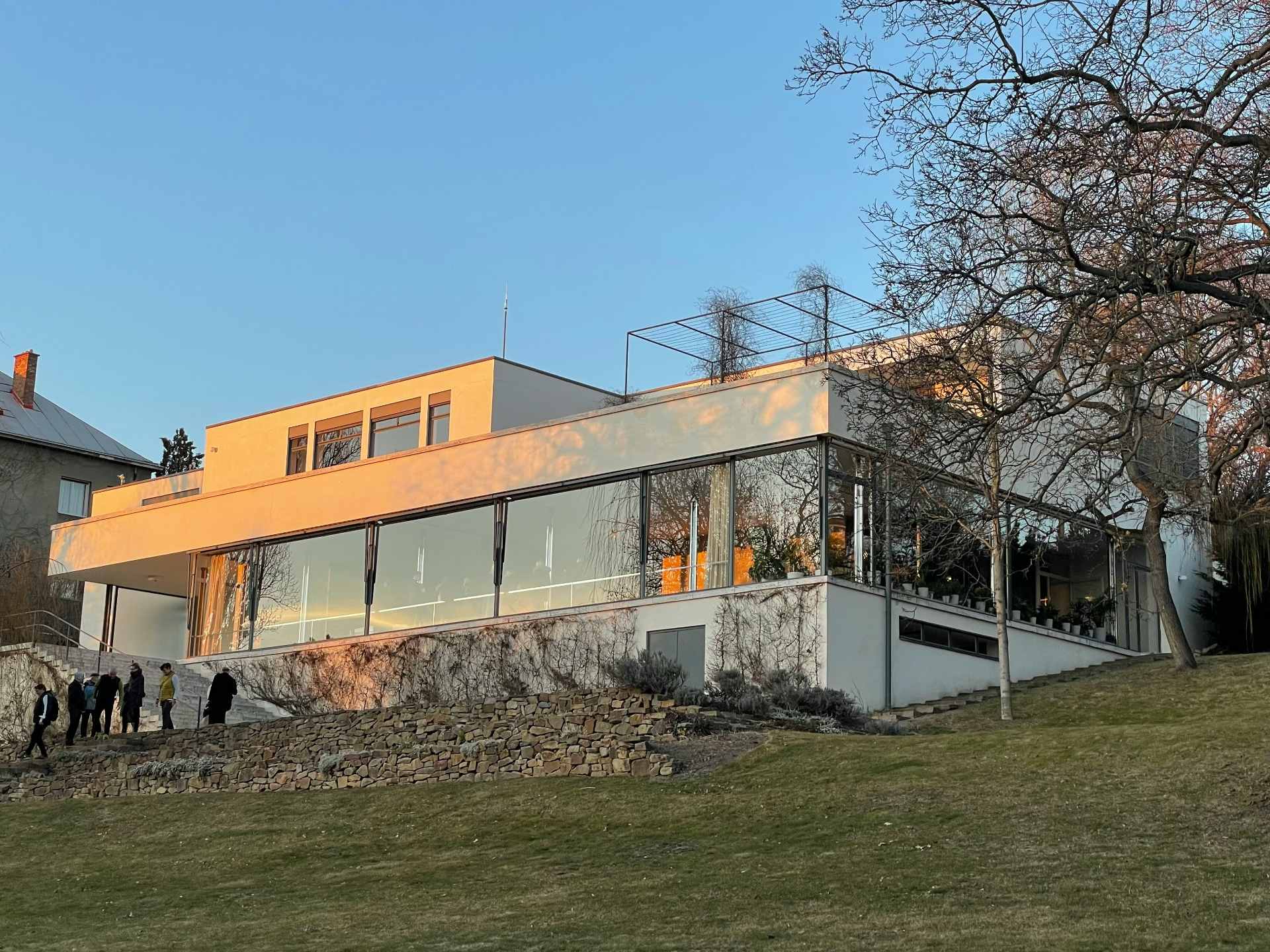 Moderna casa sostenible construida por Cokubik durante la puesta de sol