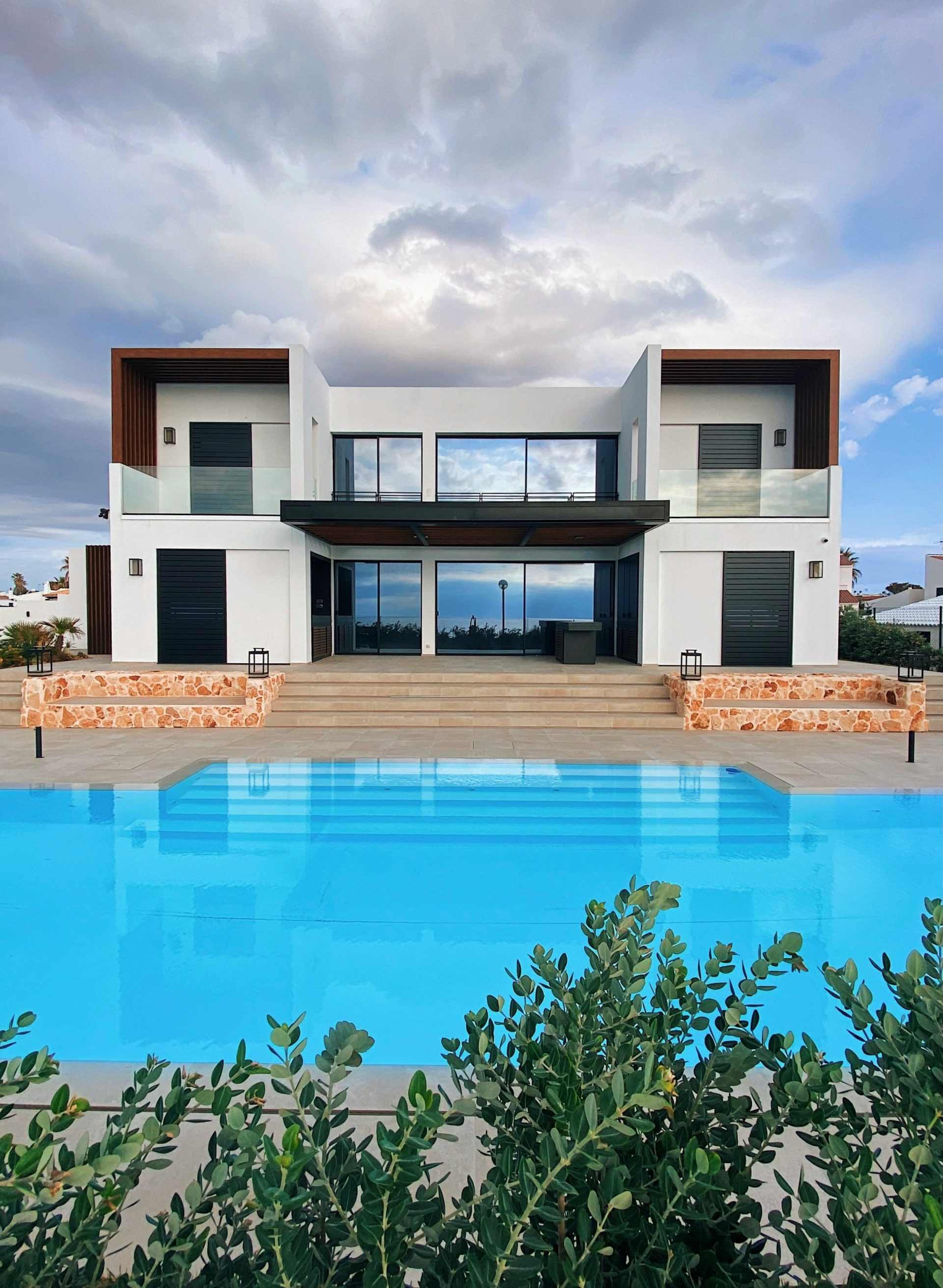 Casa blanca y marrón cerca de la piscina